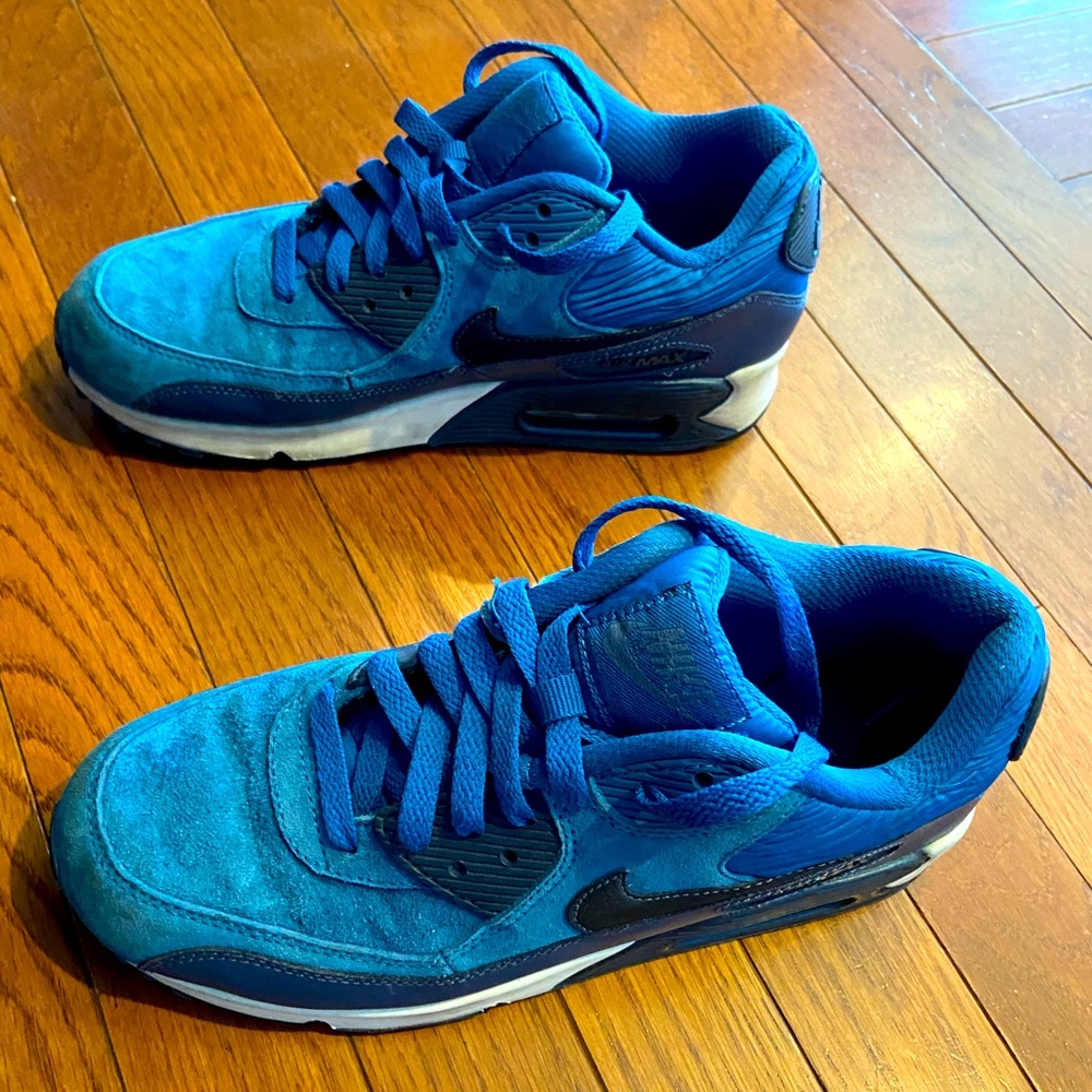 Women’s Nike Air Max Size 8 Blue Suede Sneaker, used